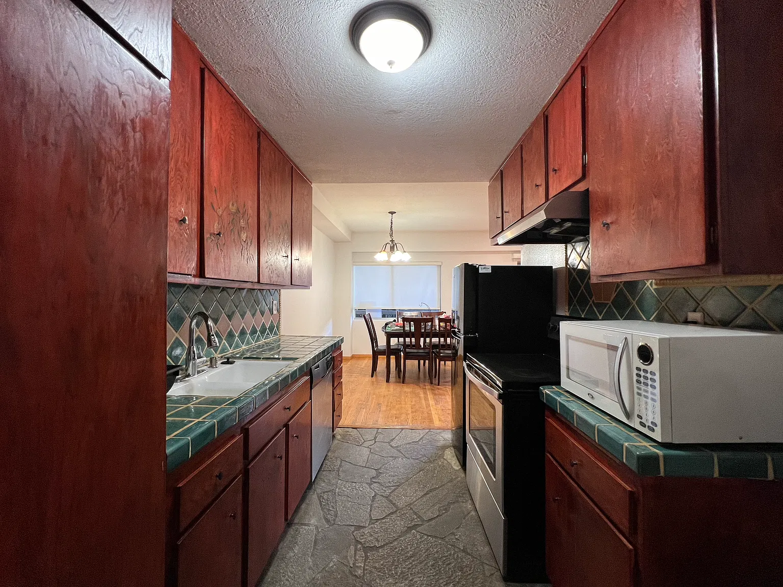 622 S Barrington Ave — Photo 4