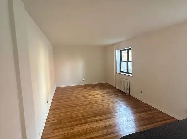 20-86 28th St #3A, Astoria, NY 11105