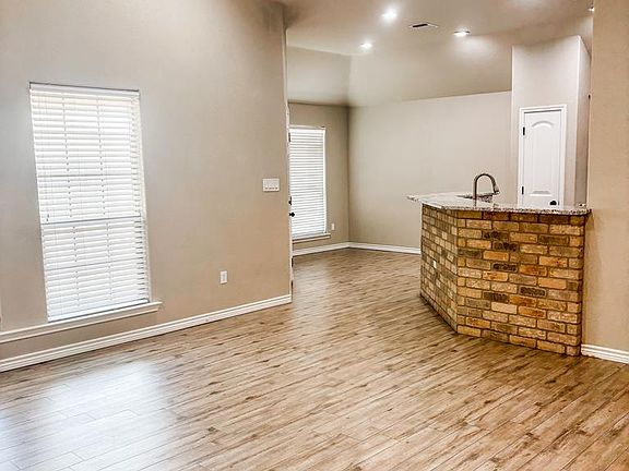 3rd image of 1301 E Pecan Ave
