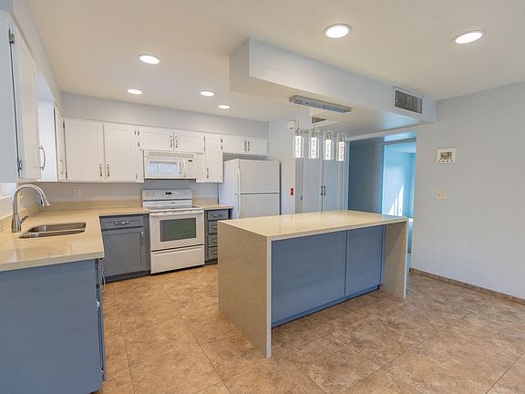 2nd image of 1020 E Bluebell Ln