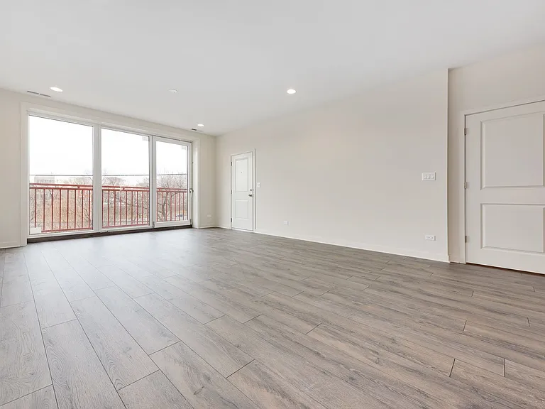 2824 W Van Buren St #302 — Photo 3