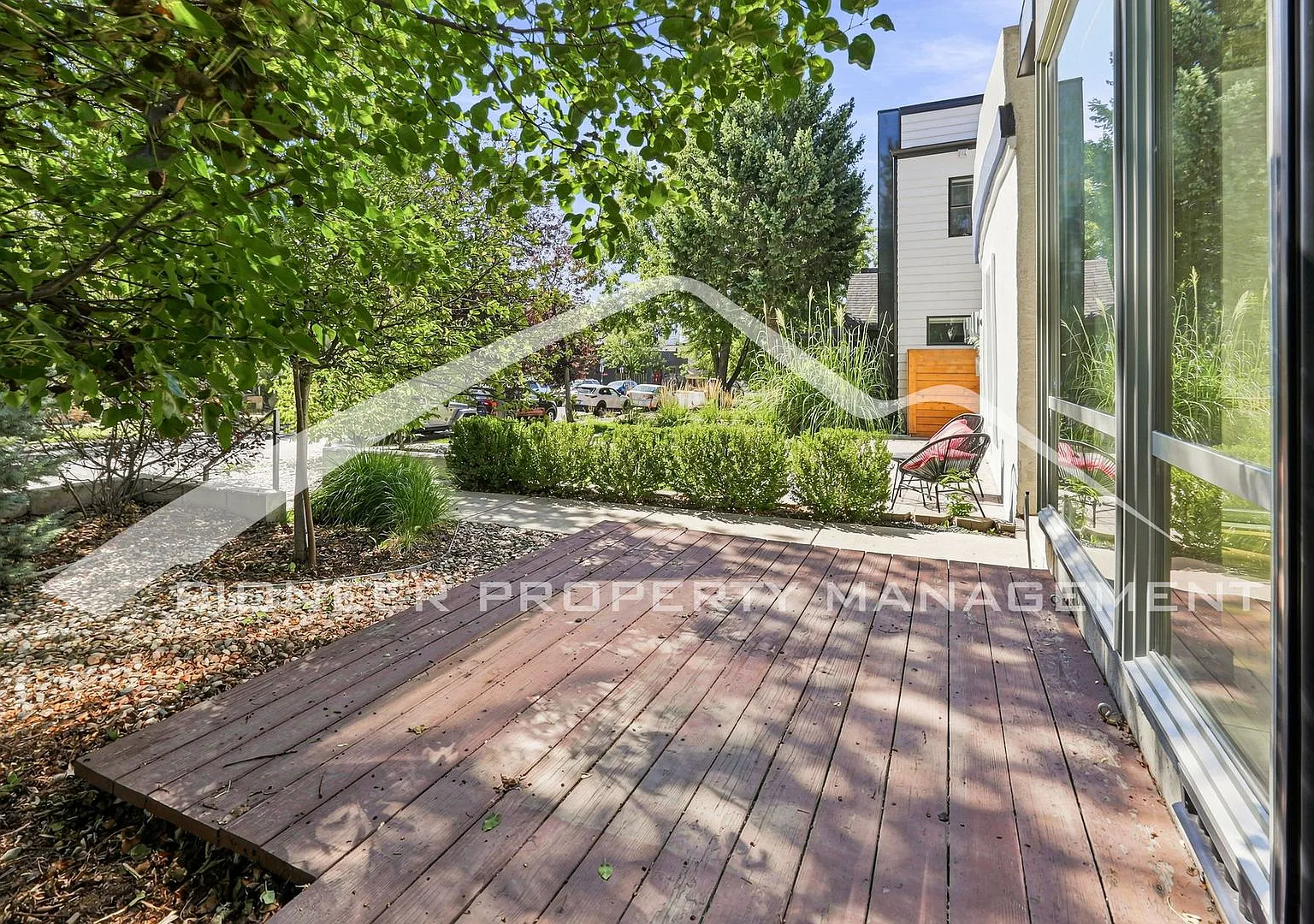 Lovely Single Family Home With Central AC, Rooftop Patio, and a 2 Car Garage! — Photo 2