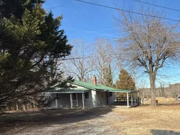 2669 W View Acres Ave, Hickory, NC 28601