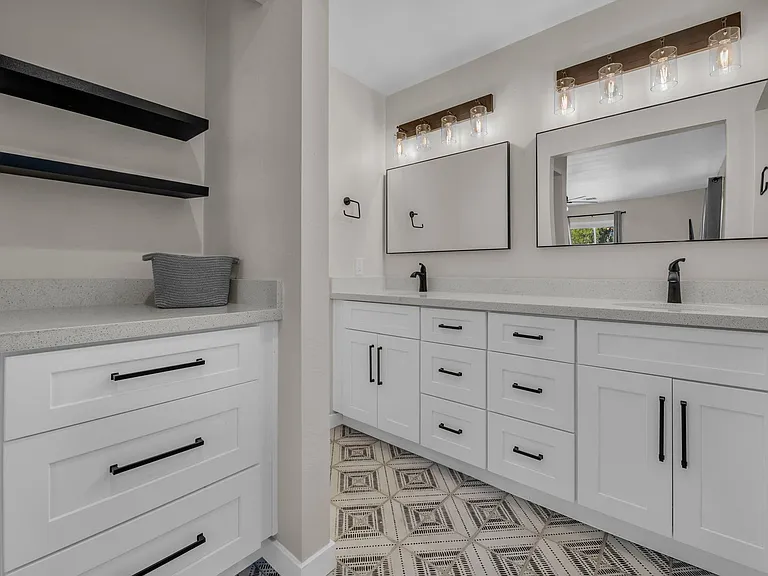 325 E Mitchell Dr — Photo 16