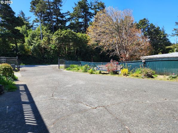 722 Pinehurst Dr, Port Orford, OR 97465