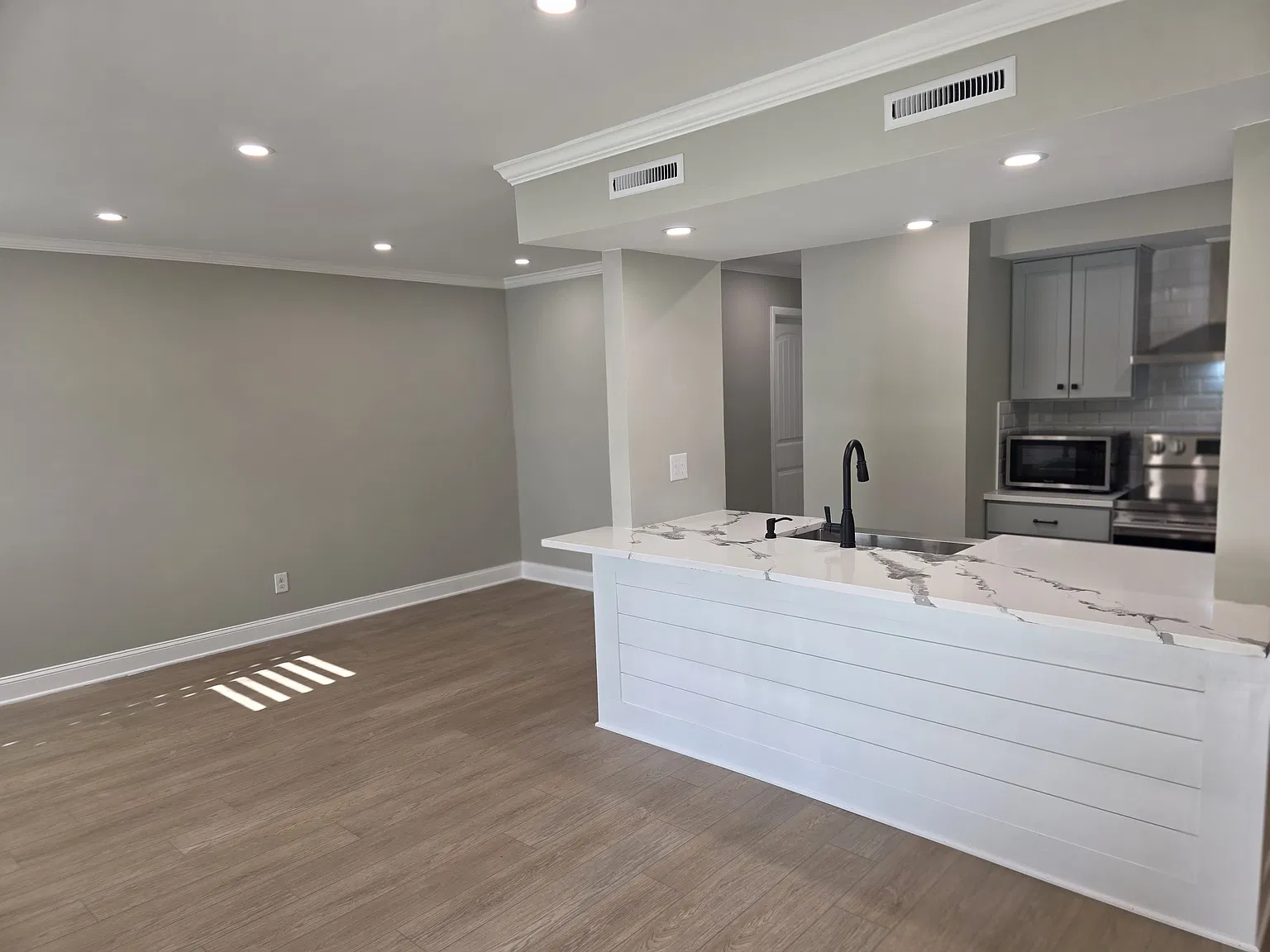 2 bed, 1040 sqft, $2,300 — Photo 4