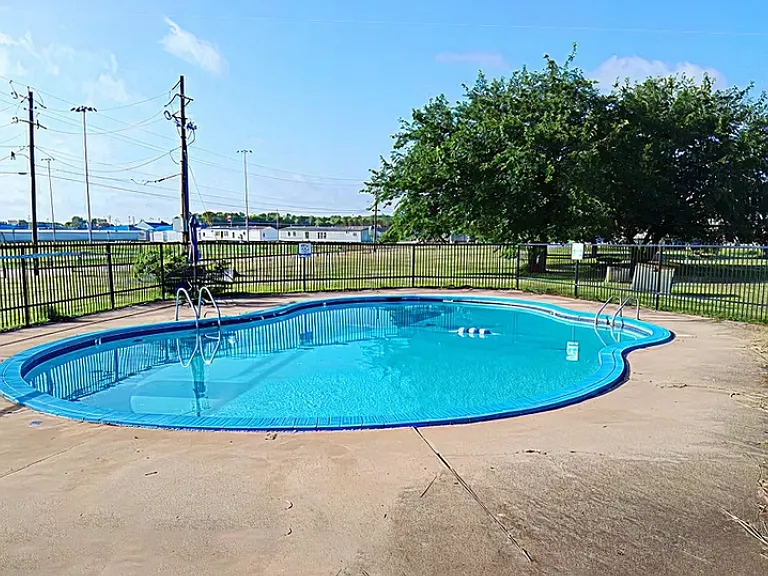 Fountain Lakes Apartments — Photo 4