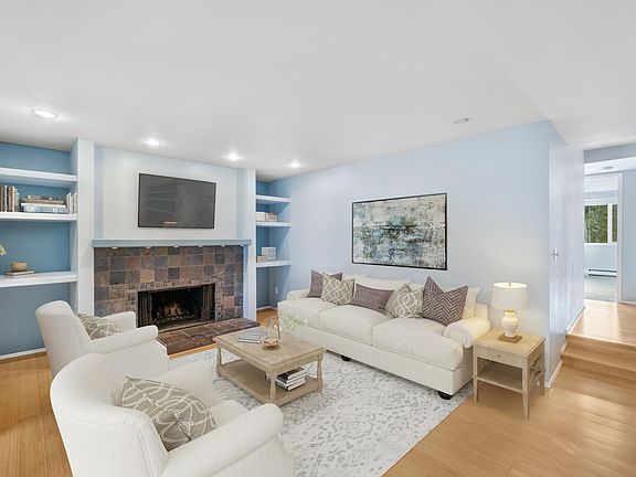 3rd image of 4647 W Lake Sammamish Pkwy SE APT E204