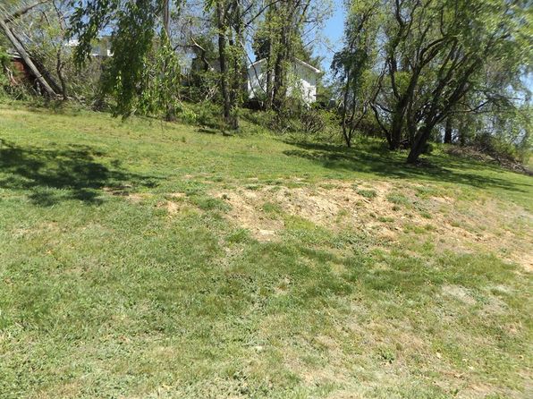 304 Edgewood Dr, Galax, VA 24333