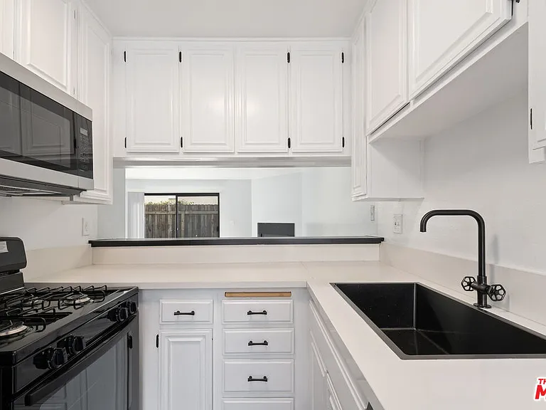 2337 Oak St #2 — Photo 7