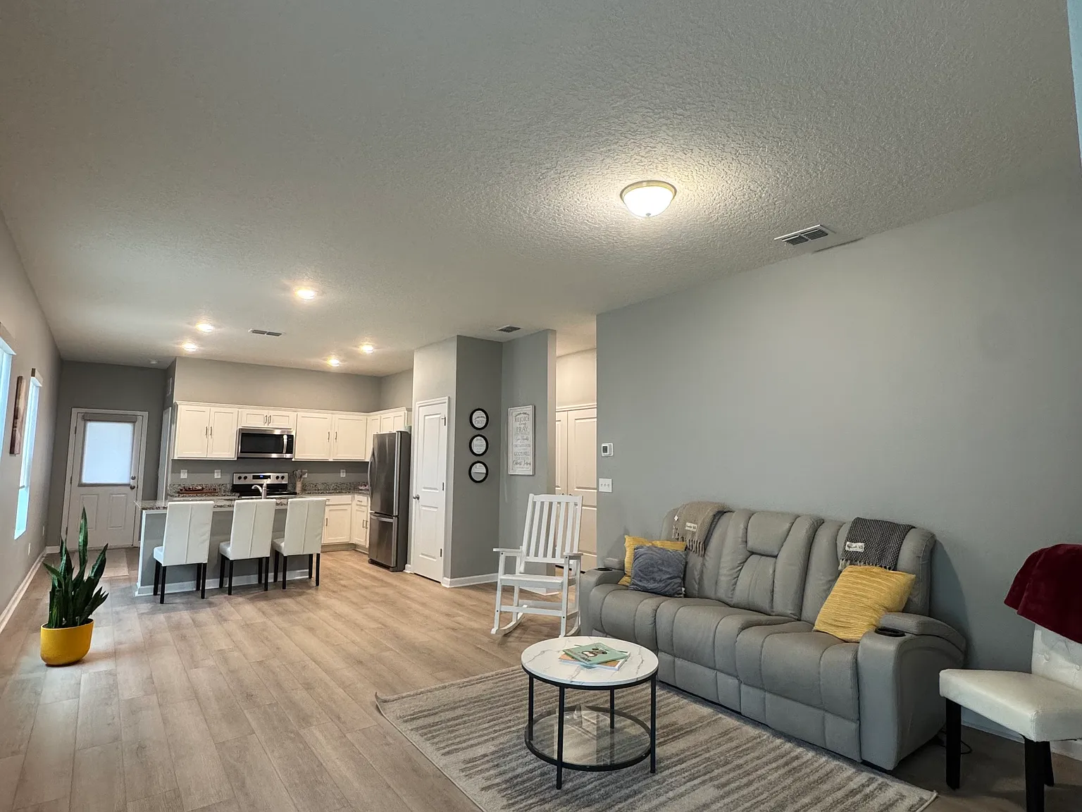 3 bed, 1330 sqft, $2,600 — Photo 3