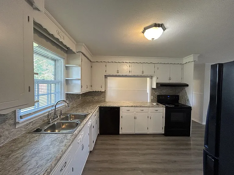 660 Fairground St — Photo 2