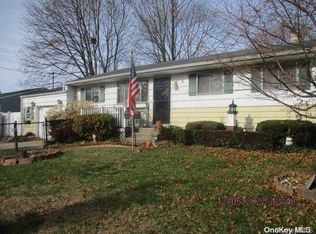 197 Elm Dr, Bay Shore, NY 11706