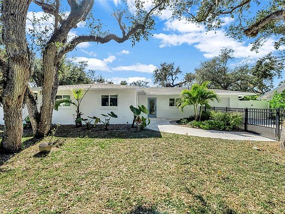 3rd image of 406 Indian Lilac Rd