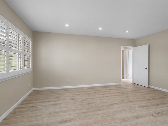 3rd image of 3030 N Buena Vista St