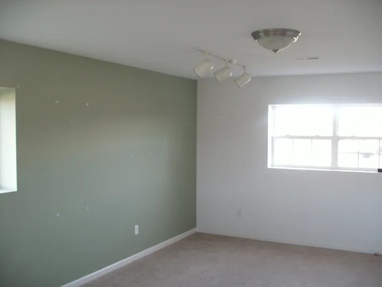 407 Edwin Dr — Photo 6
