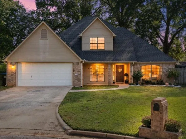 213 Woodcreek Dr, Longview, TX 75605
