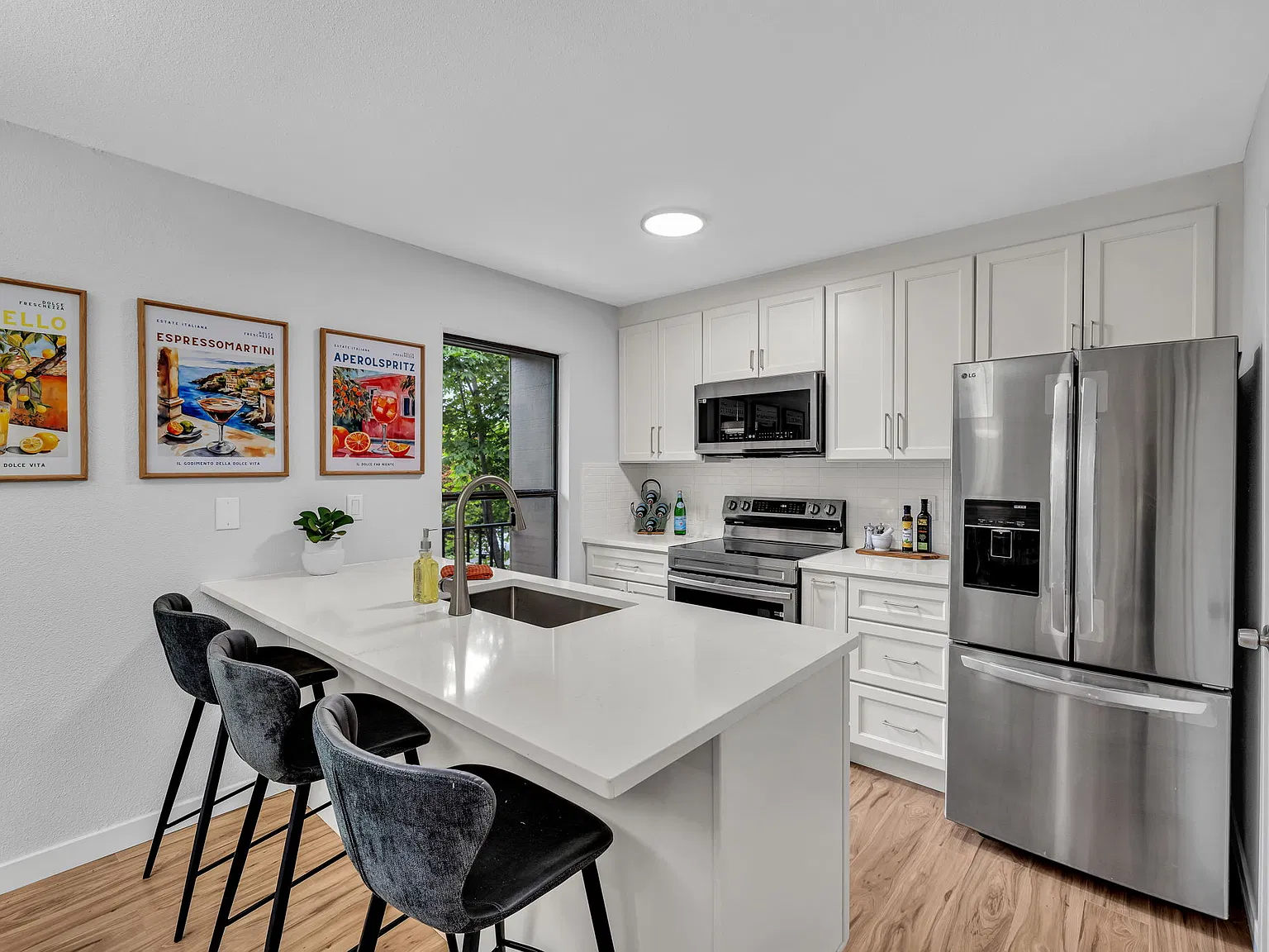 2 bed, 1.5 bath, 908 sqft, $2,600 — Photo 3