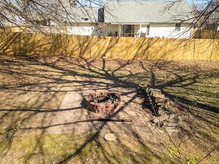 1910 Katherine Dr — Photo 10