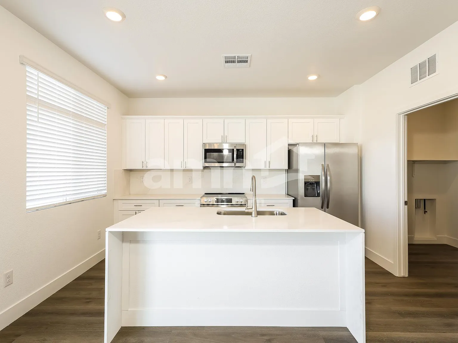 5 bed, 3.0 bath, 2160 sqft, $3,290 — Photo 3