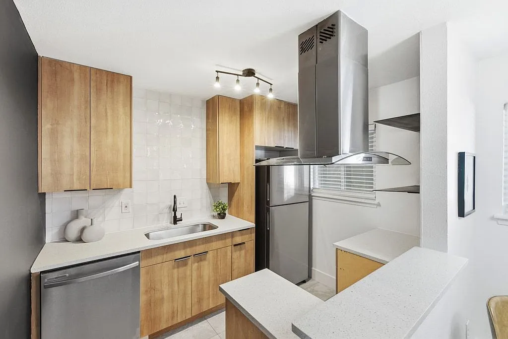 CrestHaus Apartments — Photo 1