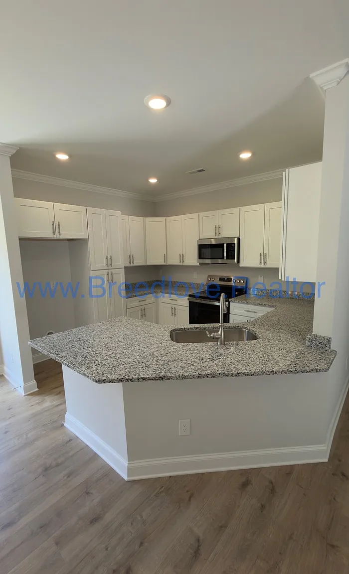 3 bed, 2.0 bath, 1370 sqft, $2,100 — Photo 2