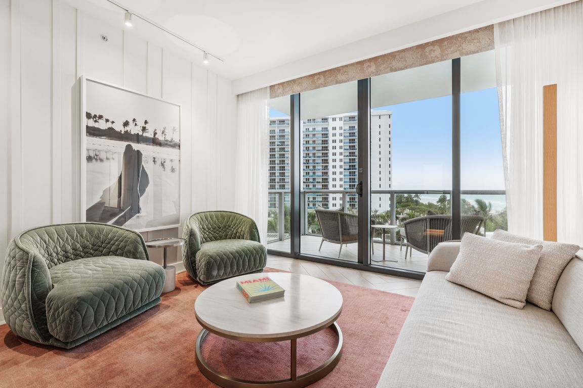 Collins Ave-0506-009.jpg