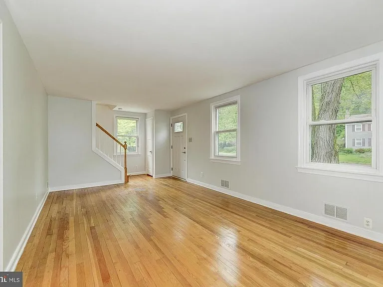 937 Patrick Henry Dr — Photo 5