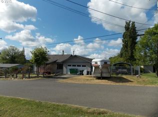 1825 Stover Ln, Myrtle Point, OR 97458