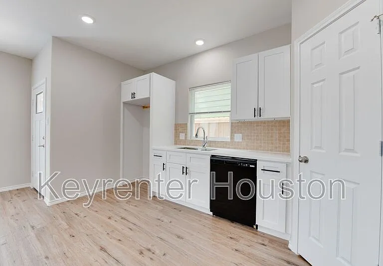 8203 Woodlyn Rd #C — Photo 46