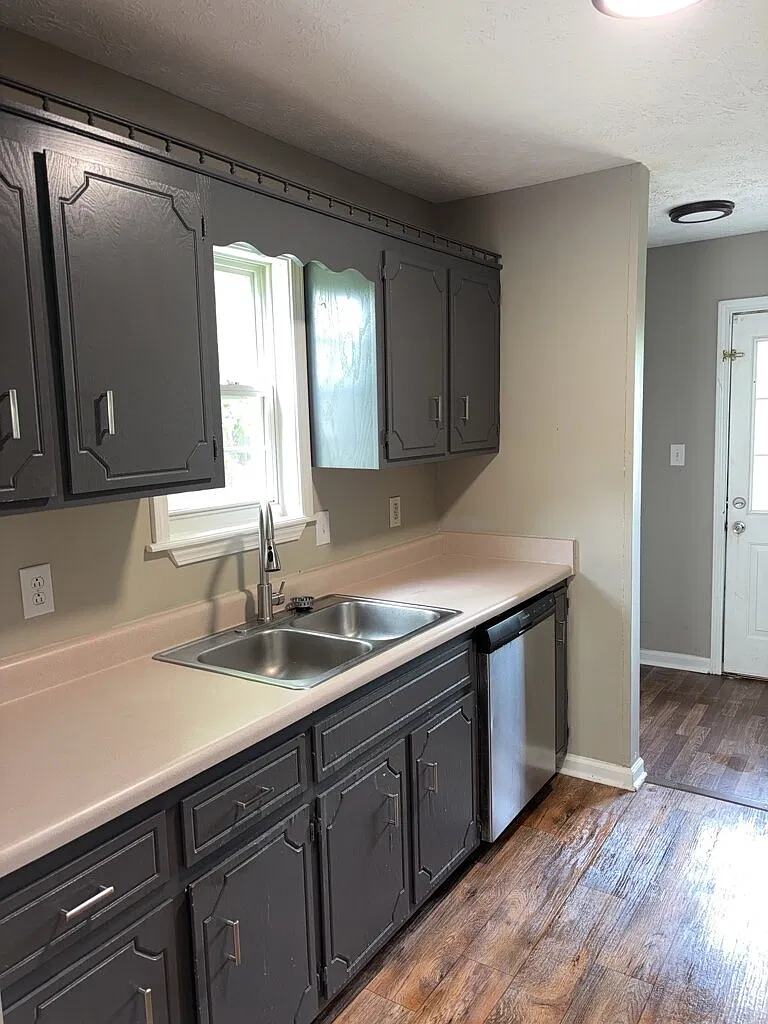 3 bed, 2.0 bath, 1043 sqft, $1,300 — Photo 4