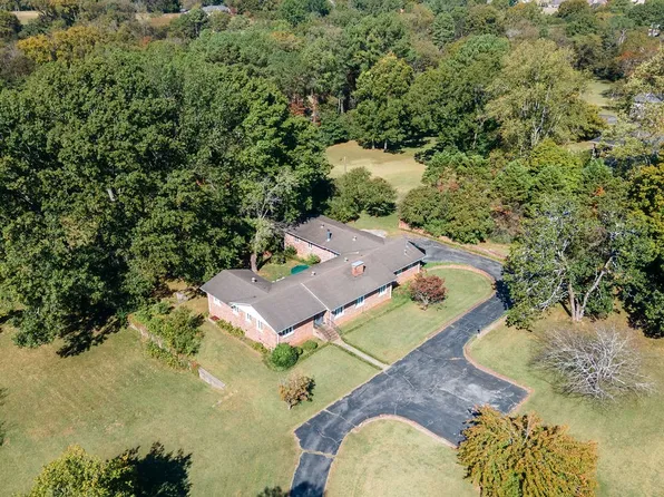 806 5th Ave, Fayetteville, TN 37334