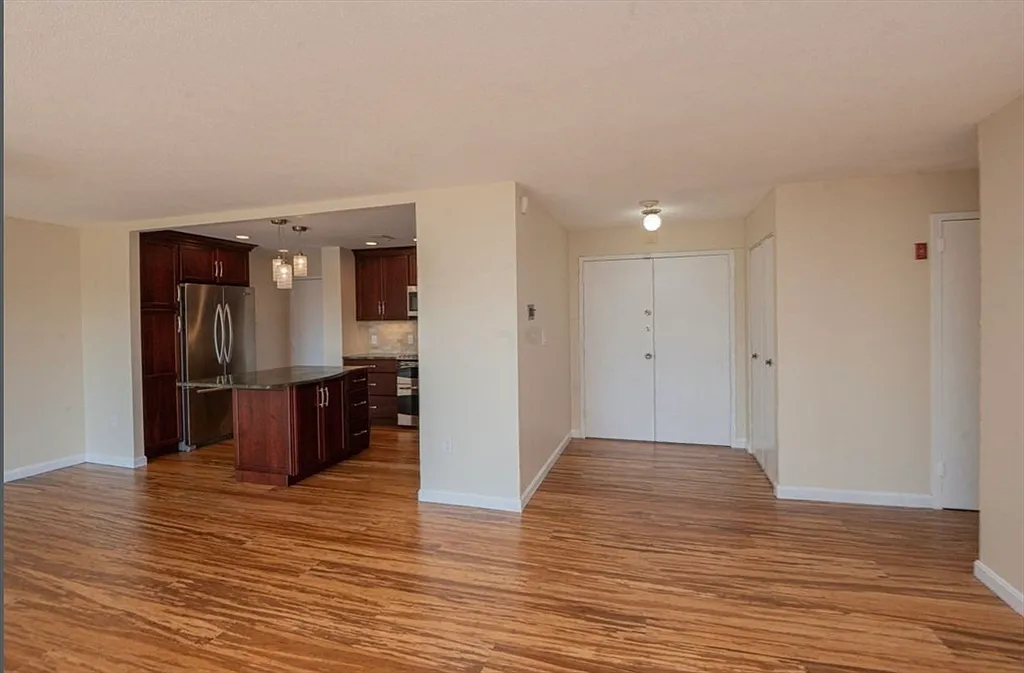 Building Photo - 1002 Paradise Rd #PHH