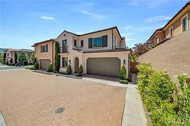 4 bed, 2424 sqft, $6,450 — Photo 2