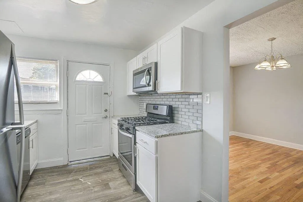 Elmwood Village Apartments and Townhomes — Photo 2