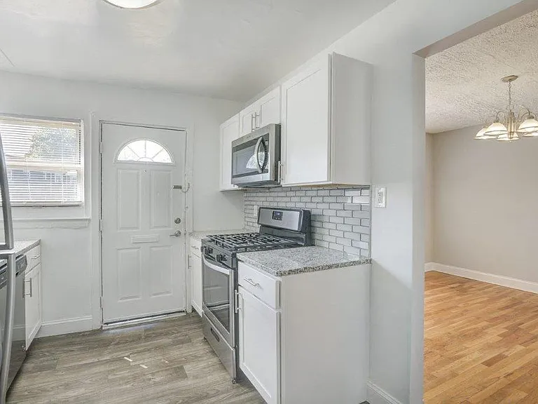 Elmwood Village Apartments and Townhomes — Photo 2