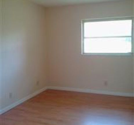 4th image of 423 Burbank Ave
