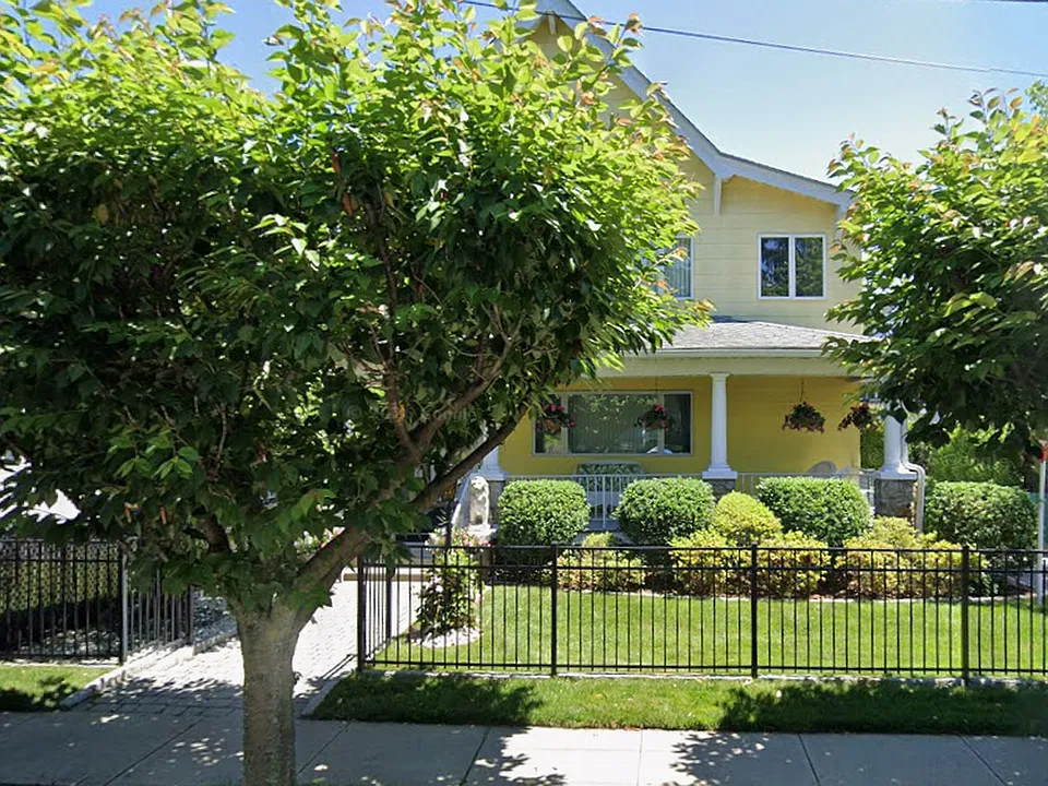 114 4th Ave #3