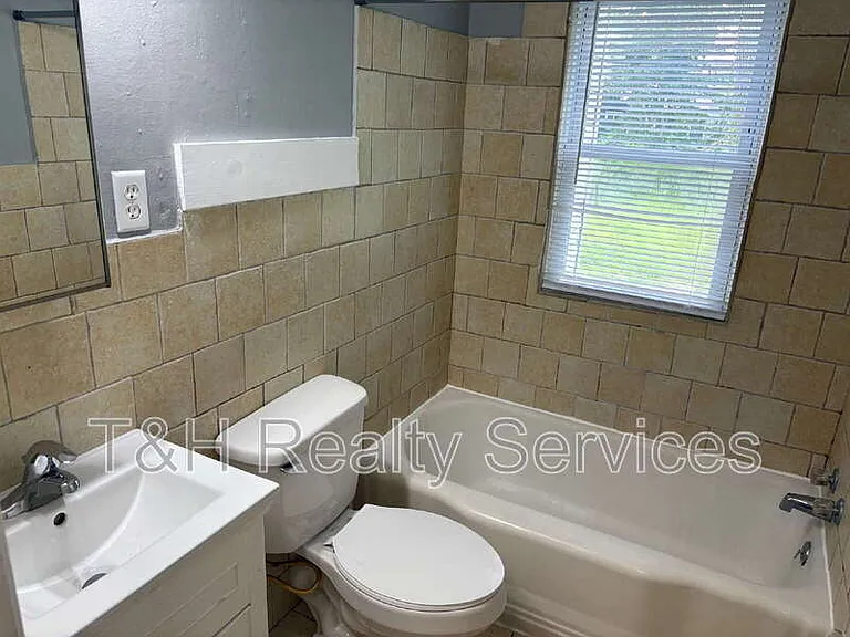 1951 N Bosart Ave — Photo 7
