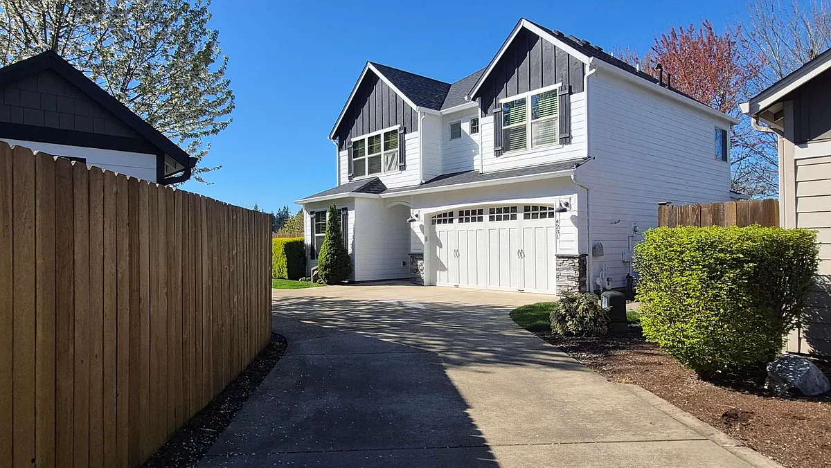 Building Photo - 4231 NE 157th Ct