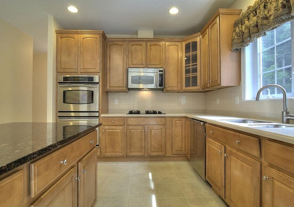 2nd image of 27 Pondfield Rd