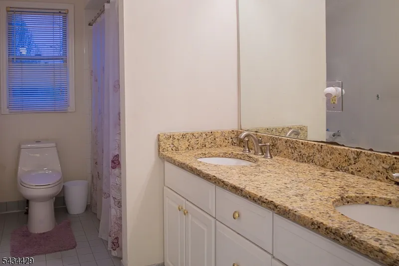 4 bed, 2.5 bath, 3266 sqft, $6,800 — Photo 2