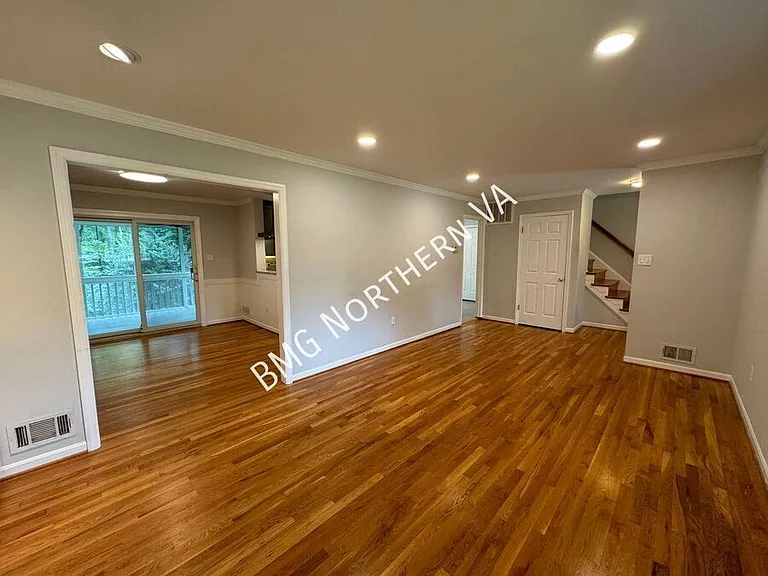 5406 Gainsborough Dr — Photo 5