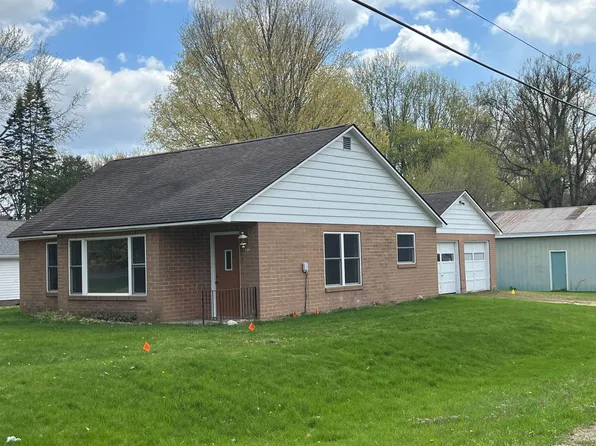 892 N Riverview Dr, Plainwell, MI 49080