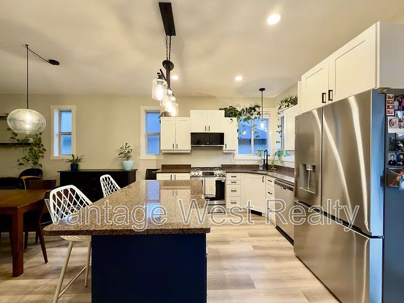 4 bed, 3.0 bath, 1900 sqft, $3,700 — Photo 2