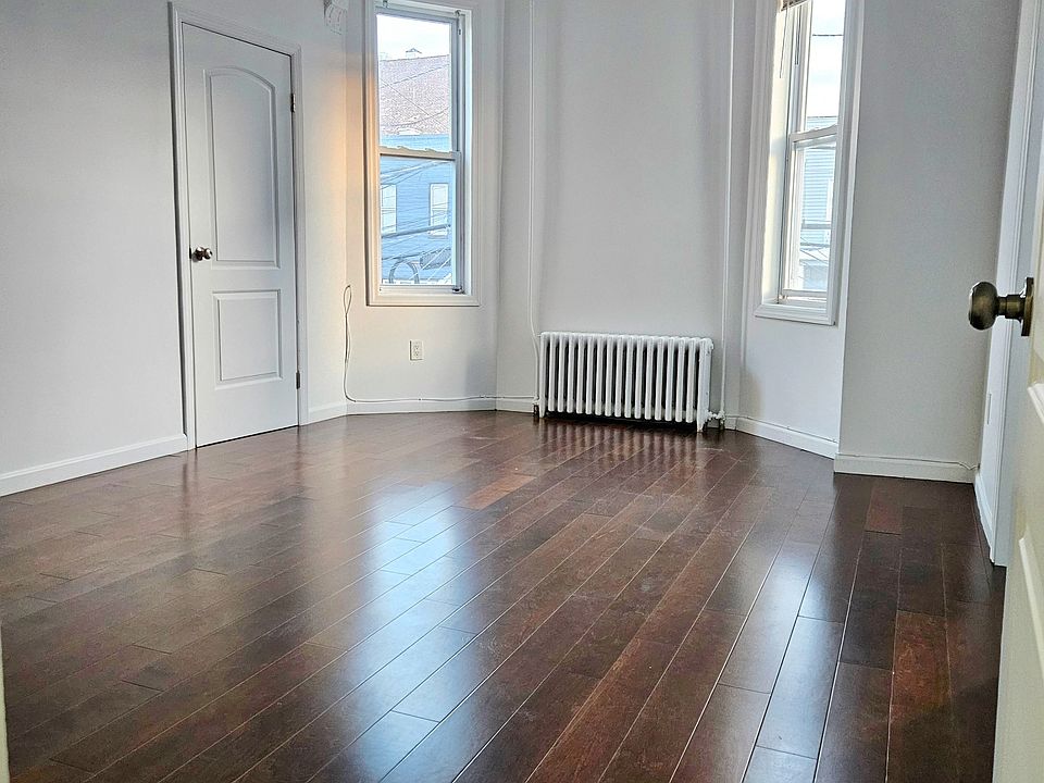 Large bedroom with a bonus room attached - bright with high ceilings