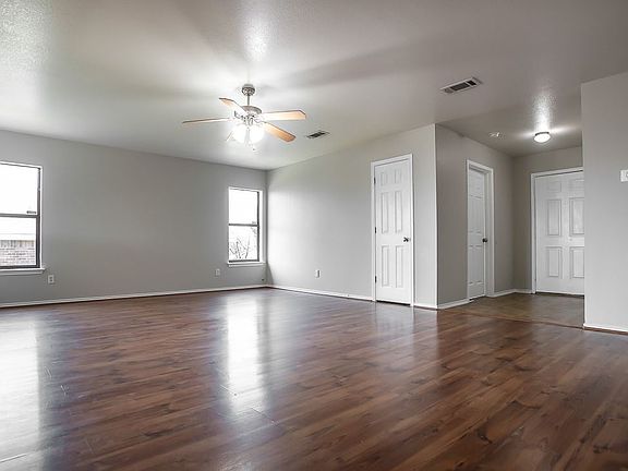 5th image of 1117 Travis Cir