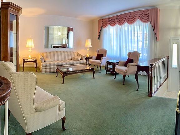 3rd image of 12837 Cabell Rd