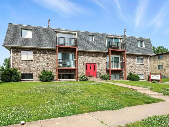 3045 4th St APT 1, Moline, IL 61265