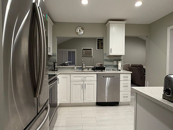 3rd image of 713 Durham Rd